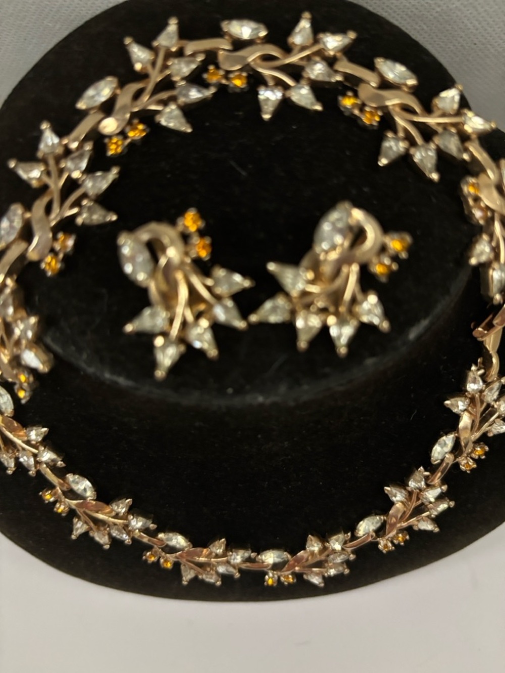 Vintage PENNINO Gold-Tone Floral Crystal Necklace, bracelet and Earring Set - Picture 4 of 5